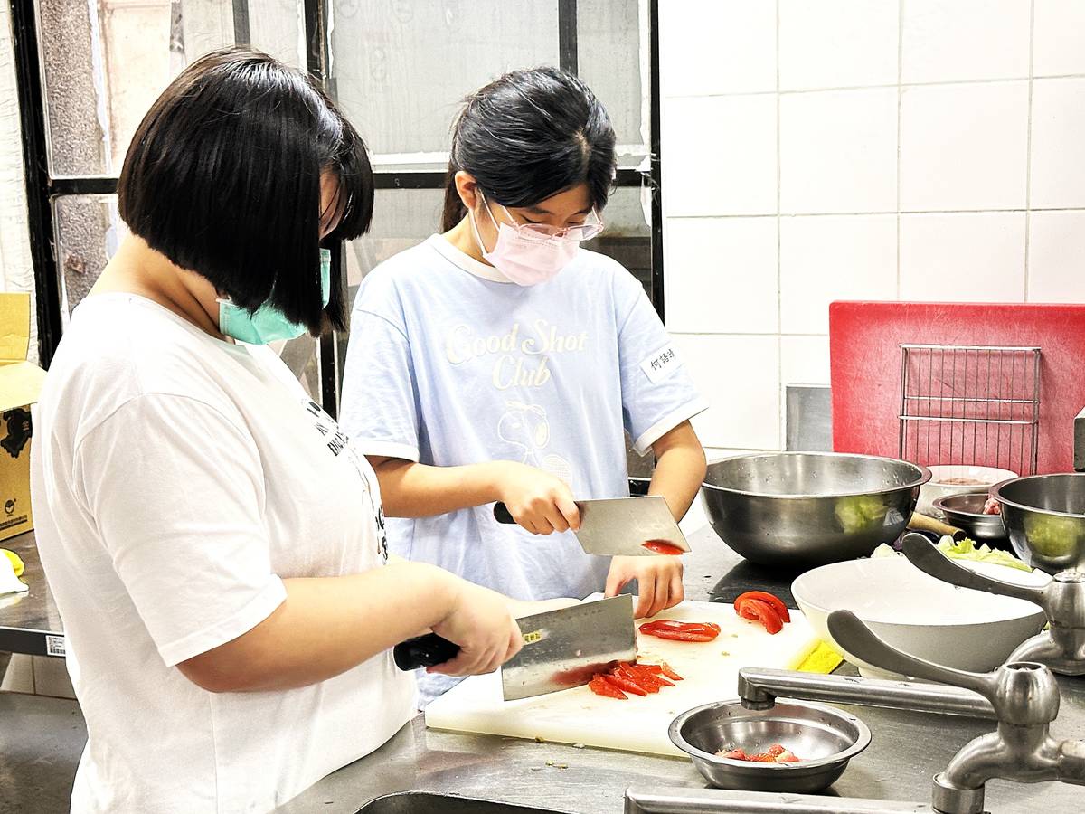 豫章工商舉辦餐旅群職探育樂營探索魔法料理