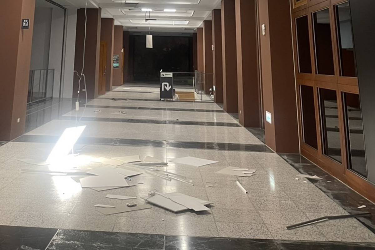 史前館康樂本館廊道輕鋼架受強震影響產生錯位掉落情況