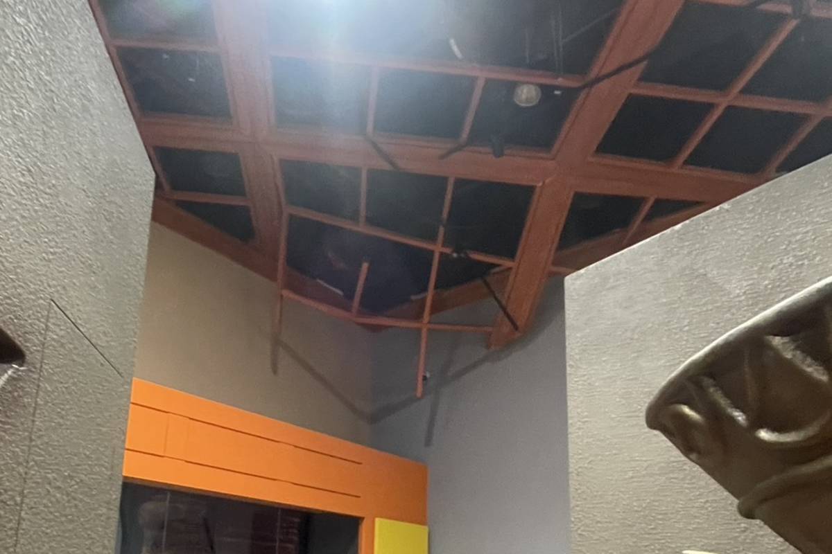 史前館康樂本館天花隔柵因強震造成結構鬆散與脫落情況