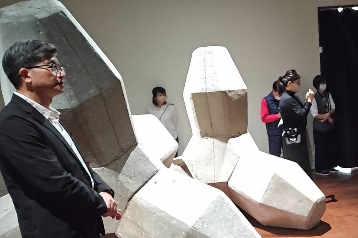 臺東美術館即日起到明年2月1日，展出三位2022年「南島國際美術獎」首獎藝術家尹子潔、周代焌與廖昭豪作品--《潛行》。