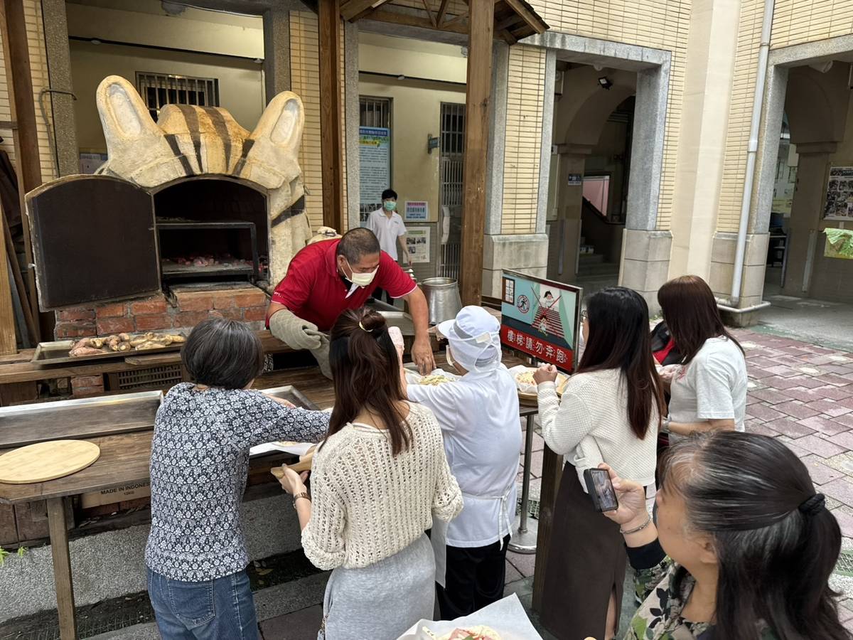 教師製作 pizza，進而理解到食材的珍貴