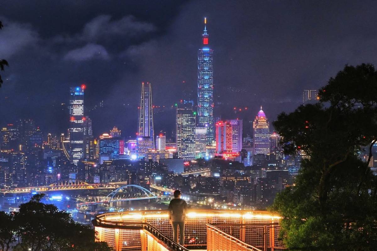 碧山露營場的空中廊道讓民眾遠離塵囂，一覽臺北101璀璨煙火
