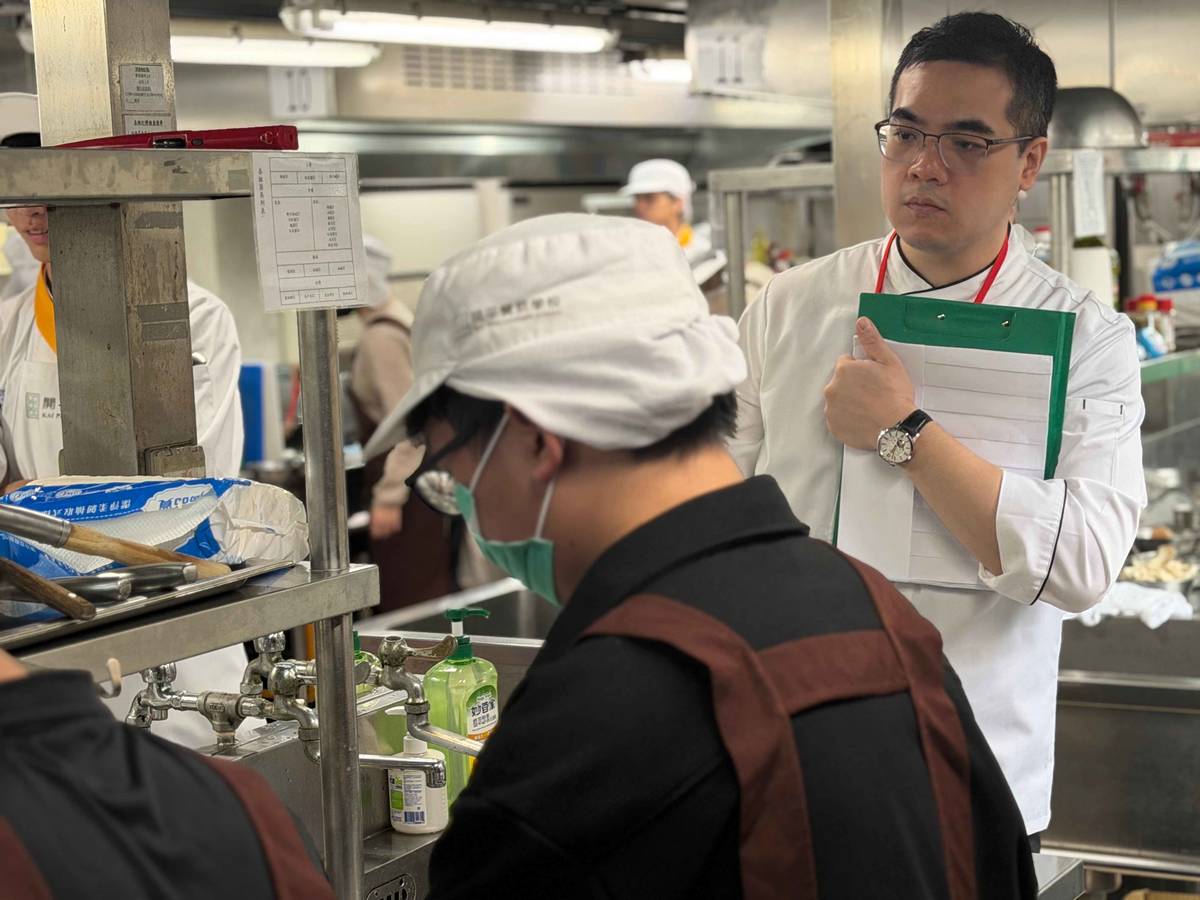 擔任評審的專業主廚陳汶鑫(右)表示，學生整體表現相當不錯