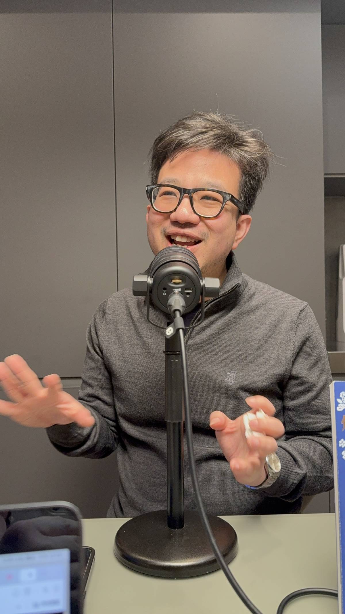 Norman出生於台灣，現任行銷學教授，平日搭飛機通勤於倫敦與蘇格蘭之間，專長奢侈品與服務研究，興趣是觀察微網紅、分析貼文策略。
