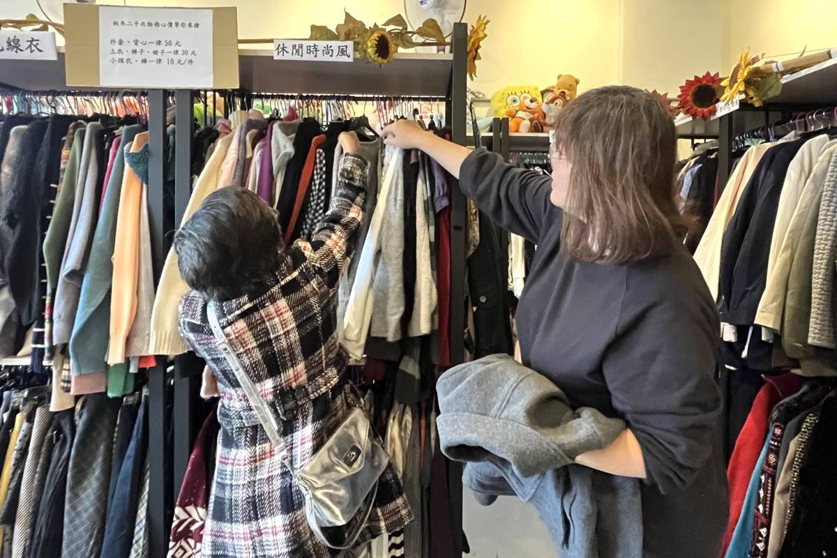 無貳公益福利協進會工作人員帶領著孩子，把社會大眾捐贈的物品，一件一件整理、清潔、分類、標價，讓真正有需要的人，可以親自走進店裡，選擇自己需要的東西。