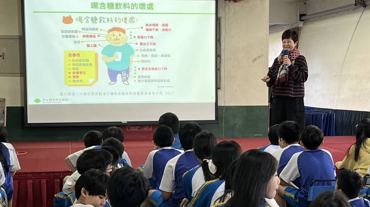 113學年度「校園珍惜健保教育實境秀」影片徵選-國中組-優等-新北市 汐止國民中學-邀請汐止國泰蘇護理師到校與同學討論健康飲食的議題

關於何為「社會情緒學習（Social Emotional Learning, SEL）」、學生接受「社會情緒學習（SEL）」之助益、「社會情緒學習（SEL）」課程之學習內容及教授方式、「社會情緒學習（SEL）」課程於教育現場之應用、家長配合學校「社會情緒學習（SEL）」課程於平日之實踐與練習、「社會情緒學習（Social Emotional Learning, SEL）」相關資訊之擷取管道等。

新北市立汐止國民中學，透過作品《關鍵汐中》，榮獲了113學年度「校園珍惜健保教育實境秀」影片徵選，國中組優等。汐止國中以「讓親師生與社區理解健康、學會珍惜健保」為核心理念，透過繪本與桌遊融入課程與校園活動，將全民健保制度轉化為貼近生活的學習經驗，引發學生主動思考與參與。作品《關鍵汐中》不僅協助學生建立正確的健保觀念，也呼籲全校師生與家庭共同珍惜健保資源，讓健康不只是課堂知識，而是能被實踐、被傳遞的生活態度。

採訪：新北市立汐止國民中學王敏秀校長、陳
             珮娟衛生組長、杜蓉榕前任衛生組長、
             九年四班李晨瑩、宋妍妮同學、九年一
             班詹定侑、林湘宜同學

