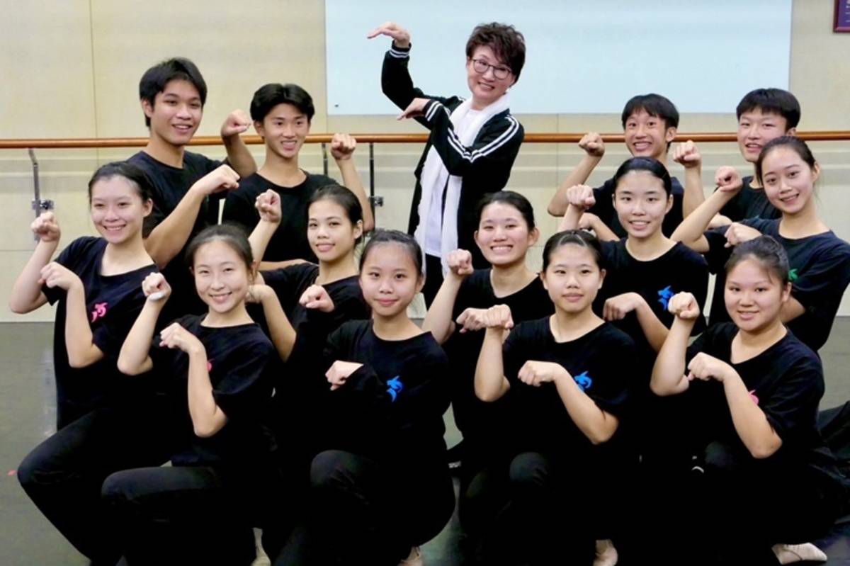 小咪老師與學生世代交流排練，展現表演藝術的傳承與延續。