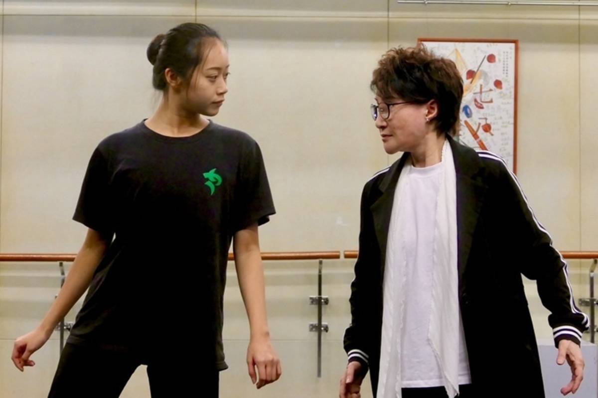 小咪老師親自指導，新民高中表演藝術科學生於排練中淬鍊舞臺實力。