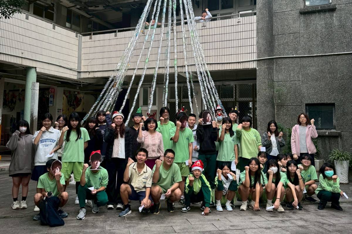 金山高中師生與校園巨型環保聖誕樹合影 (金山高中提供)