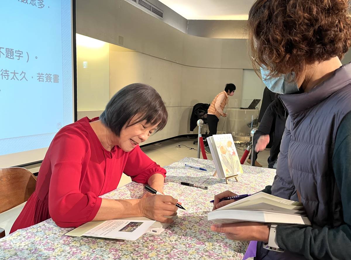 方芳姊認真的為每一位讀者簽名