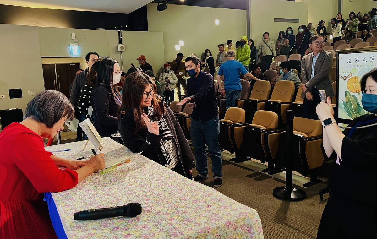 方芳姊的個性柔和，筆下的故事感人，吸引許多人參加新書發表會，並紛紛合影留念。