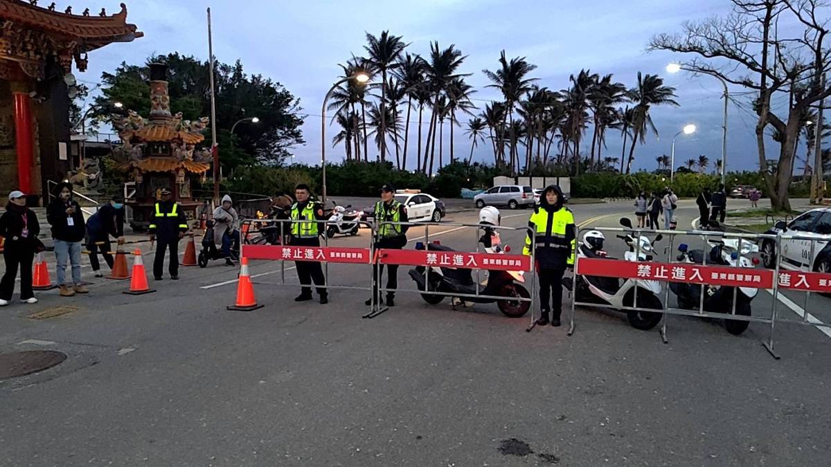 臺東警察分局從12月31日早上9點起，國際地標活動會場將實施車輛淨空措施，會場內民眾的車輛，請依現場工作人員指示配合離場。