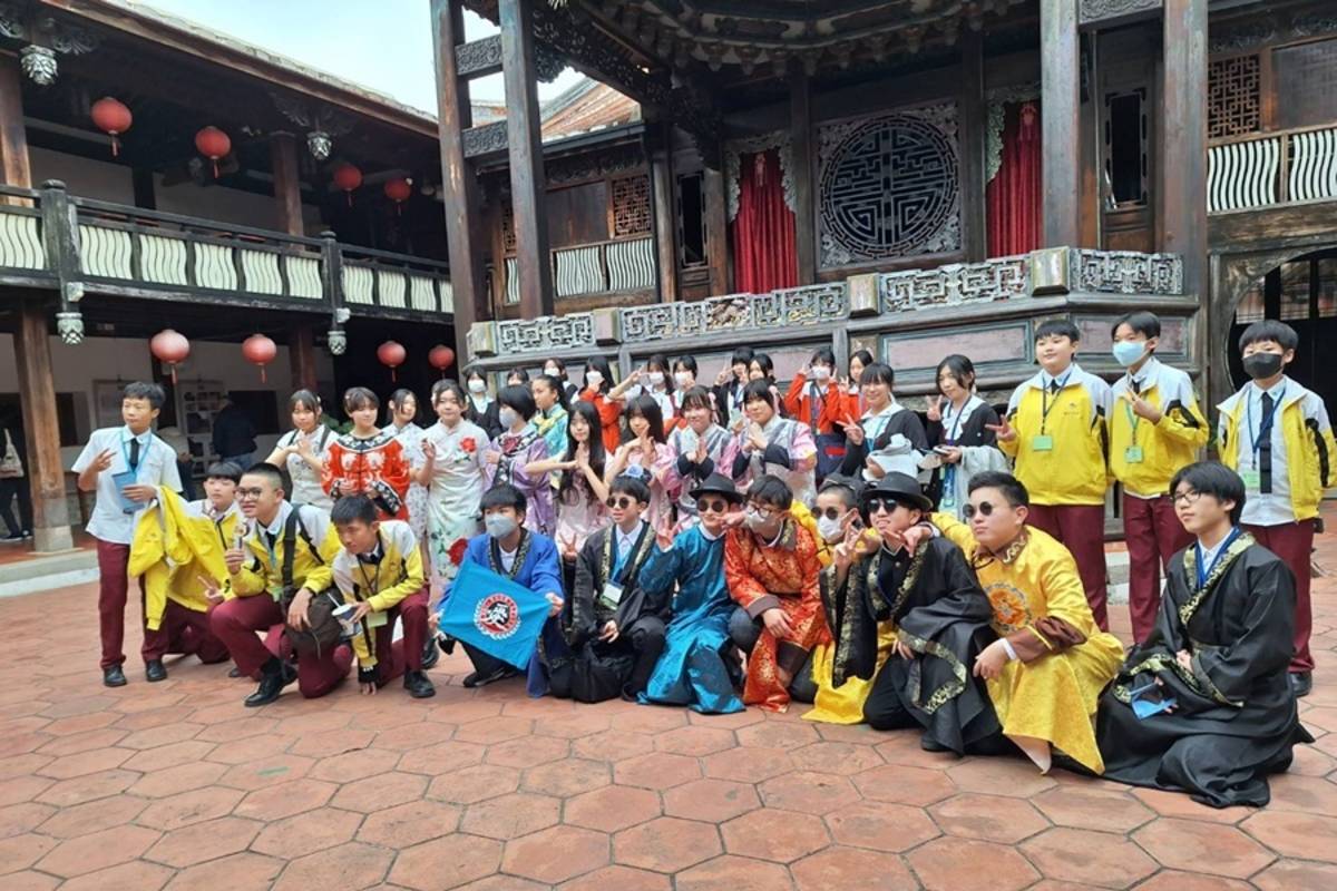 臺日師生於福州式戲臺大花廳前合影留念.