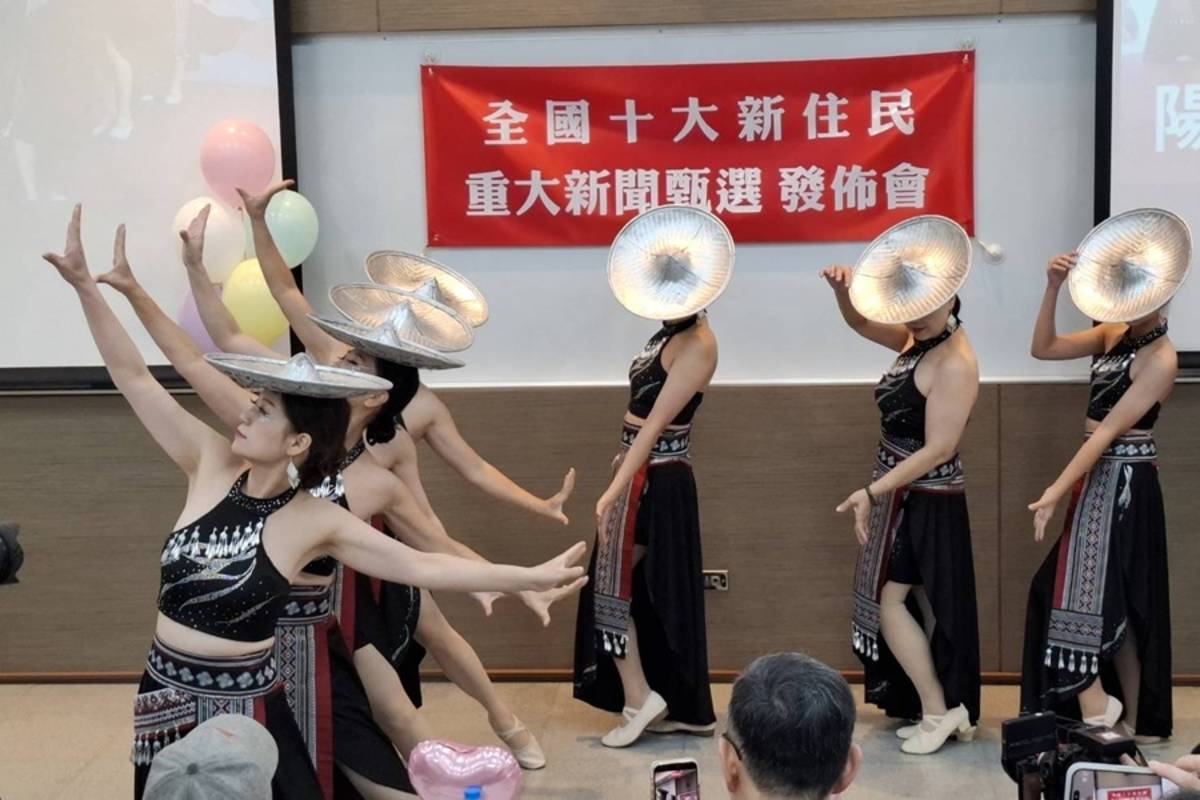 陽光民族舞蹈團身著多國服飾登臺，節奏明快、動作奔放，帶動現場氣氛。