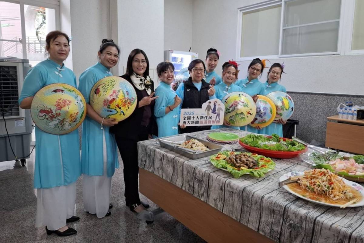 社團法人臺中市春天女性成長協會理事長阮芳鴛率領舞蹈團演出，活動現場提供多國特色美食。