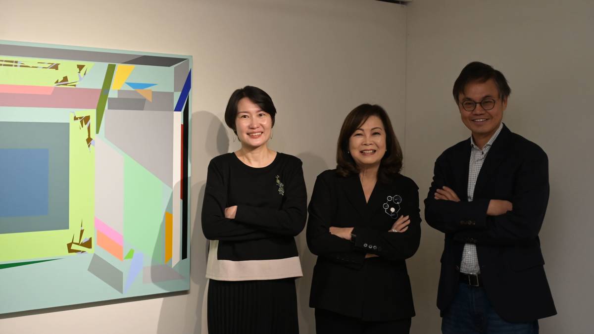 臻品藝術中心負責人張麗莉、策展人/ 紀嘉華、李晏禎與作品合影