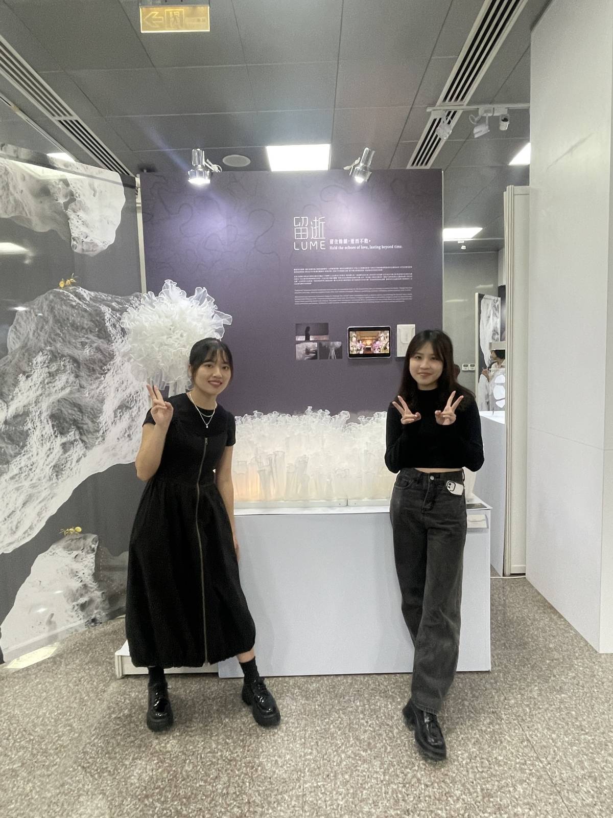 臺科大設計系學生劉宥希(左)和陳虹菱(右)在唐玄輝、鄭洪和賴忠平三位老師的指導下，以作品《留逝》榮獲紅點設計概念獎。(臺科大提供)