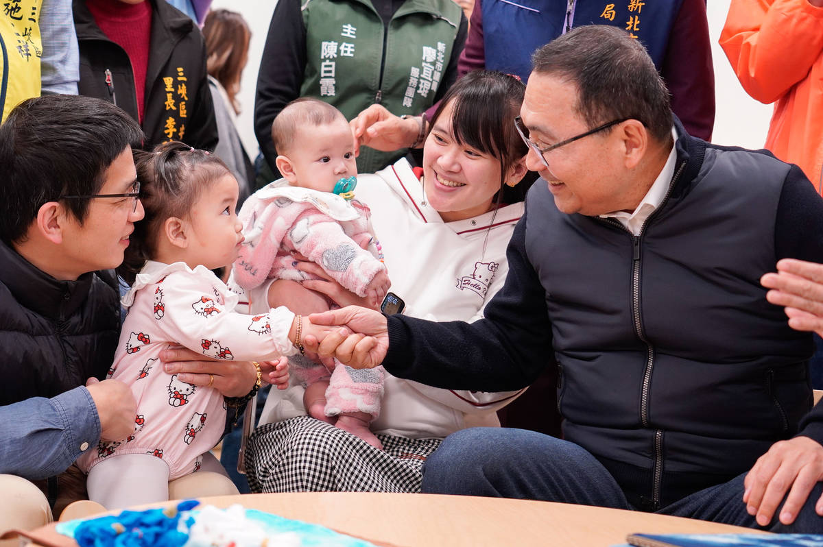 侯友宜與家長及幼兒互動