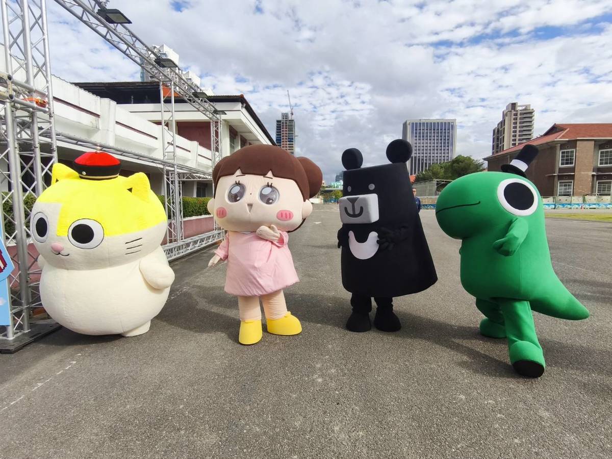 文化幣明年邀請IP「黃阿瑪的後宮生活（黃阿瑪）」(左起)、「啾啾妹」、「啤下組織（黑啤）」及「怪奇事物所（所長）」等超人氣角色擔任代言人，只要聰明消費就可獲得專屬徽章。