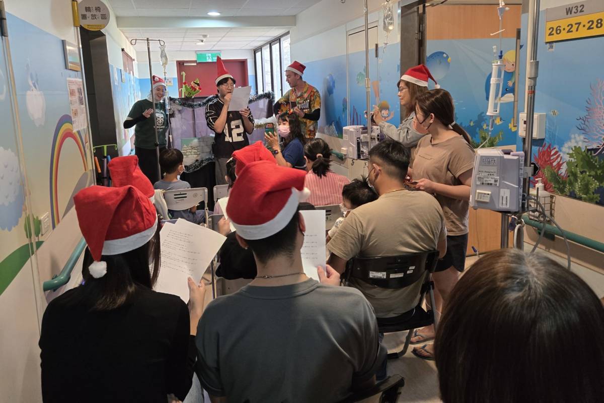 文藻外語大學師生走進醫院病房，透過雙語手偶劇與溫馨互動，為病童送上祝福與關懷。
