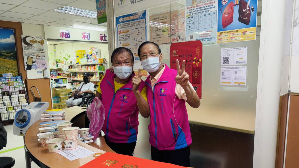 張石堂隊長(右)與志工夥伴一起服務民眾