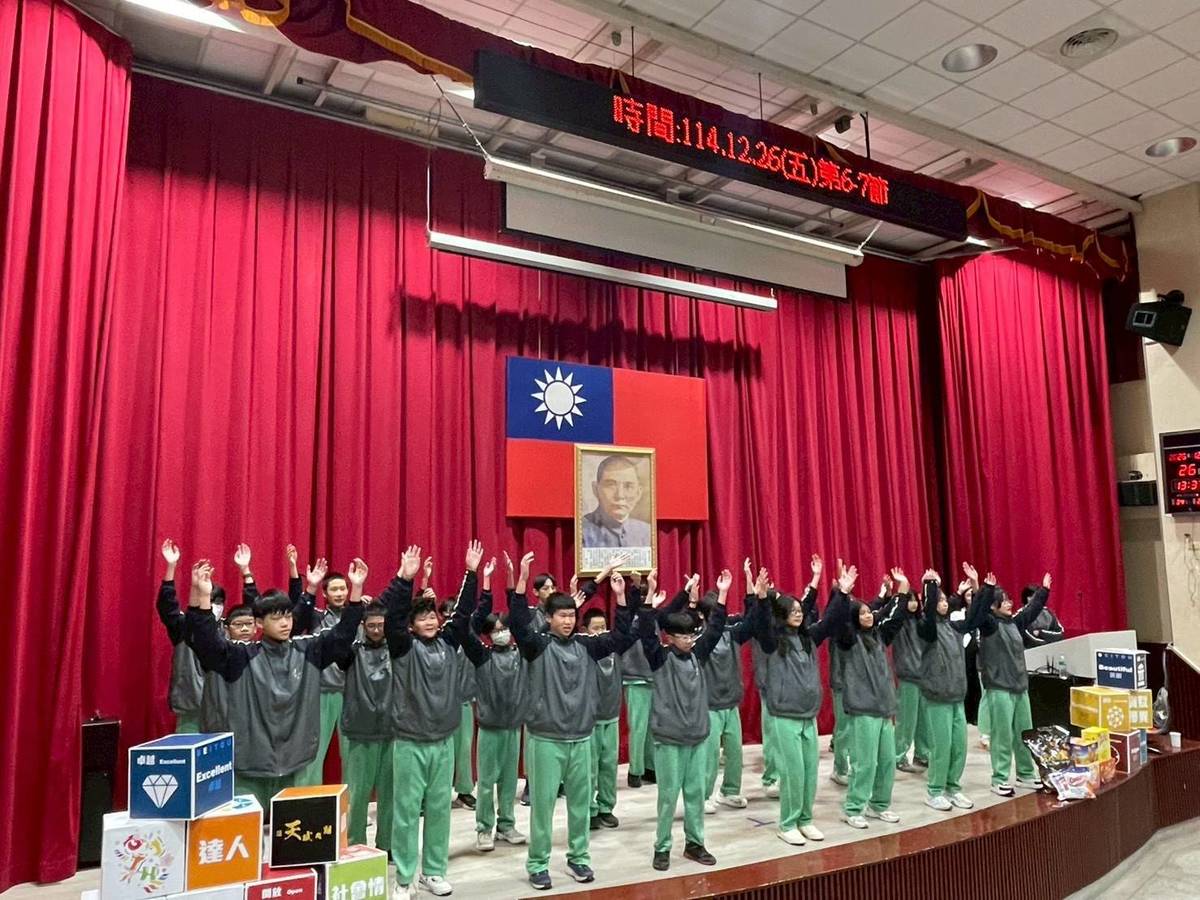 學生以真誠的歌聲展現英語學習成果，凝聚班級向心力