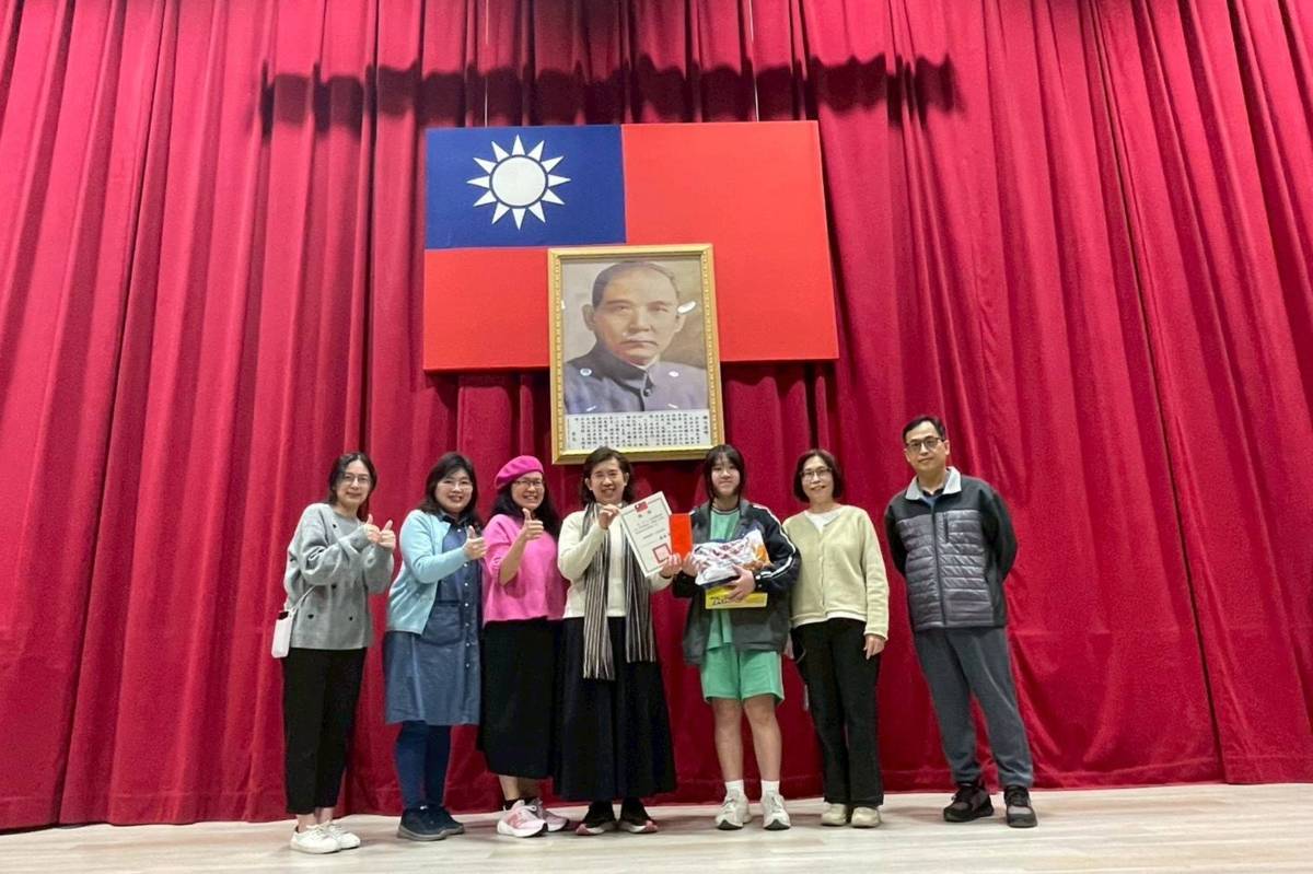 「英語耶誕歌曲歌唱比賽」由804班獲得首獎