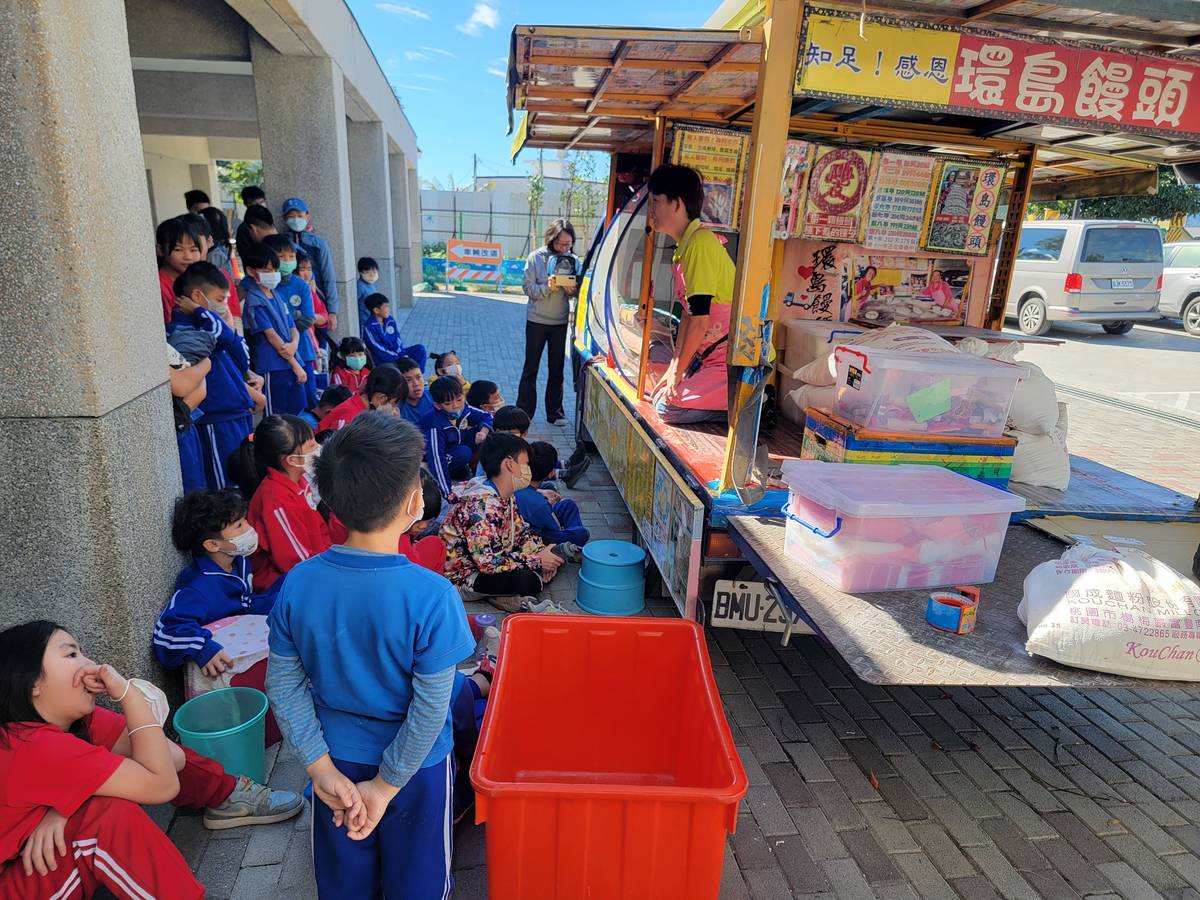 饅頭姊姊介紹他們的變形金剛小貨車，她告訴小朋友，只要有心有技能就可以幫助別人，不必等到很有錢才做善事。