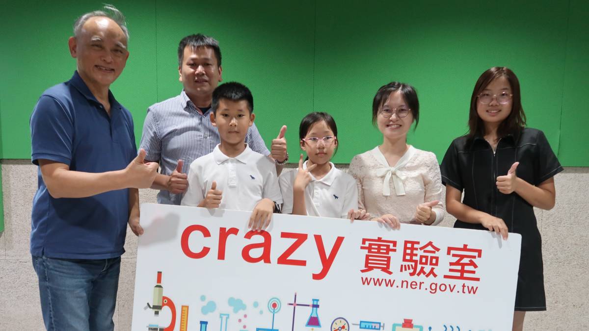 科展團隊師生與主持人(左一、右一)合影。