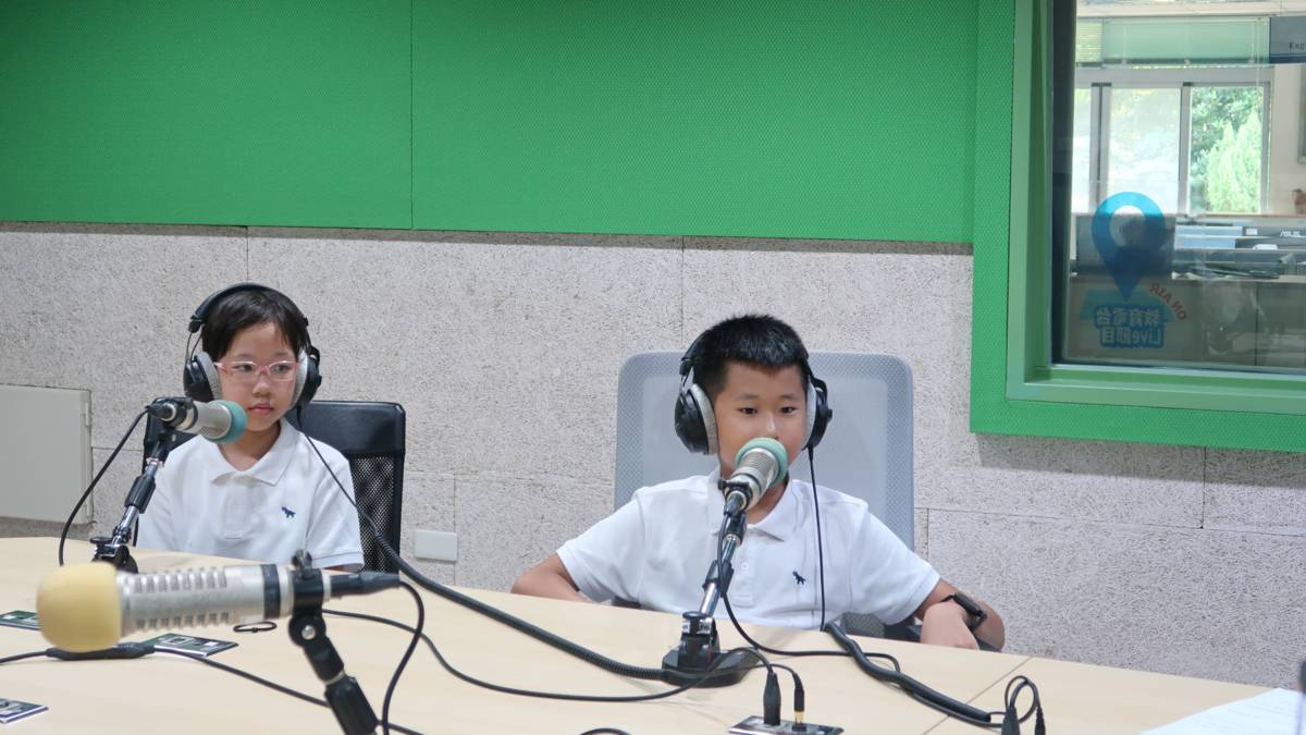 南投縣埔里國小2位同學葉采穎(左)和林雍哲(右)，分享他們探究盧薈葉片變紅的真相，過程十分辛苦。