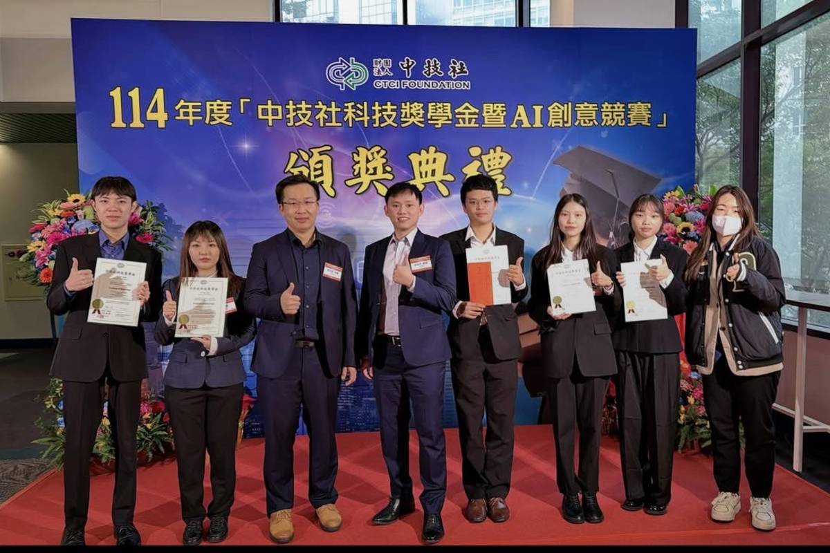 圖一、義大化工系學生 陳勗仁、呂沂儒、李玫蓁、胡哲瑋與陳亞宣，在卓家榮、謝名家老