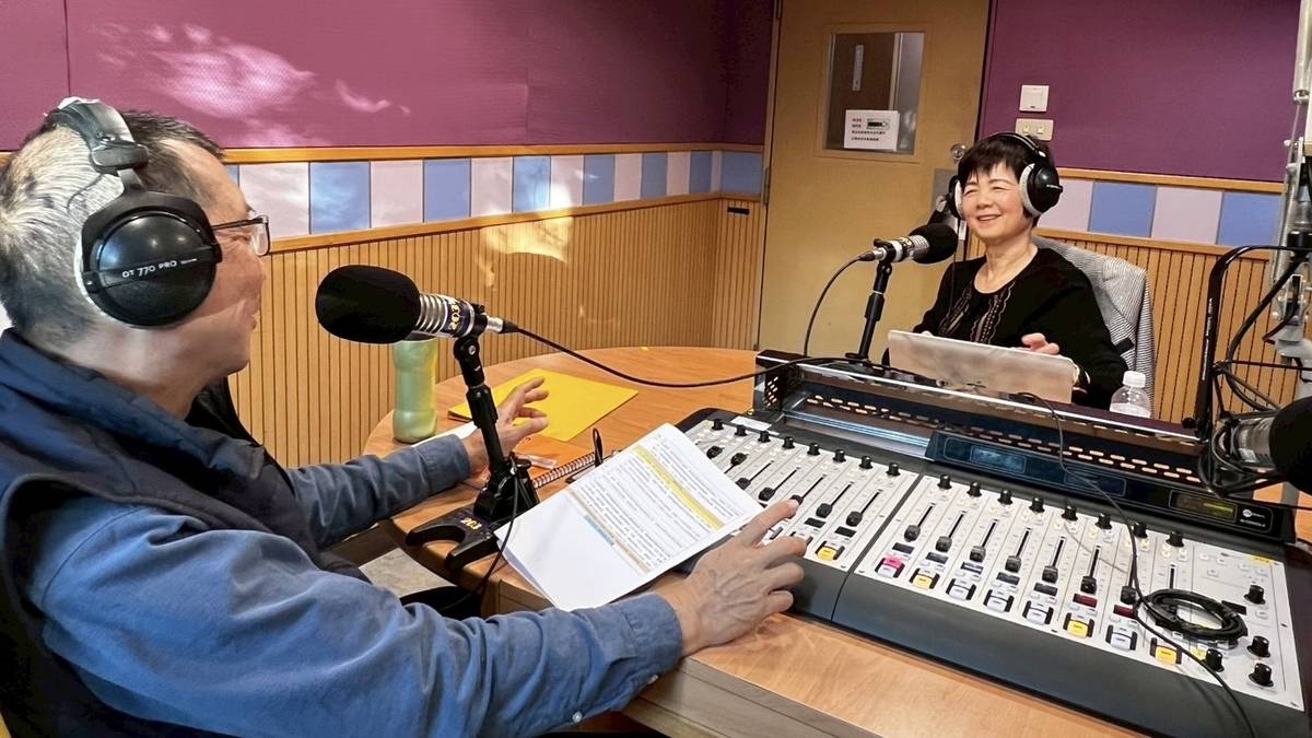 來賓 國立中正大學教授、台灣樂齡發展協會常務理事魏惠娟，與主持人林博文-採訪合影