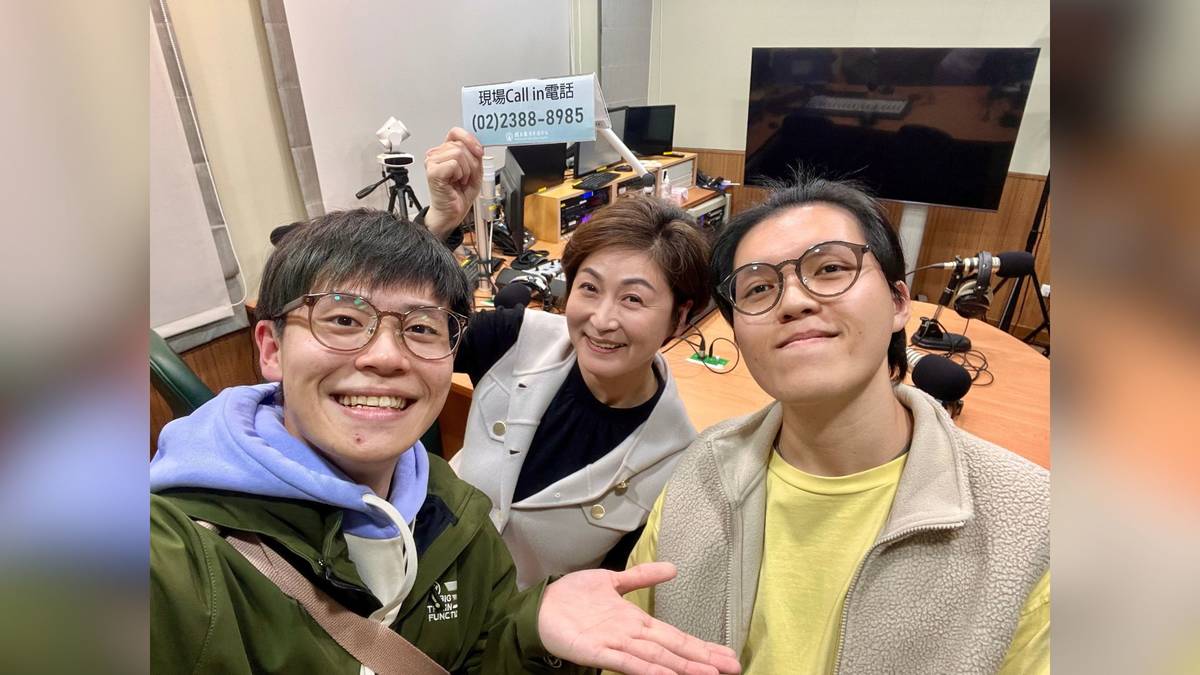 王善、鄒熹學姐與子綸，在教育電台播音室