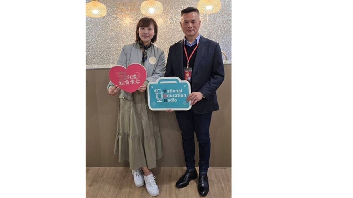 小風與廖頌勝調查官合影，由左至右：小風、廖調查官