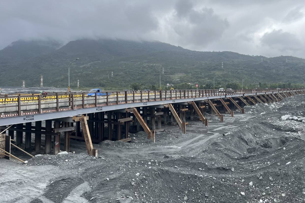 鋼便橋完工通車