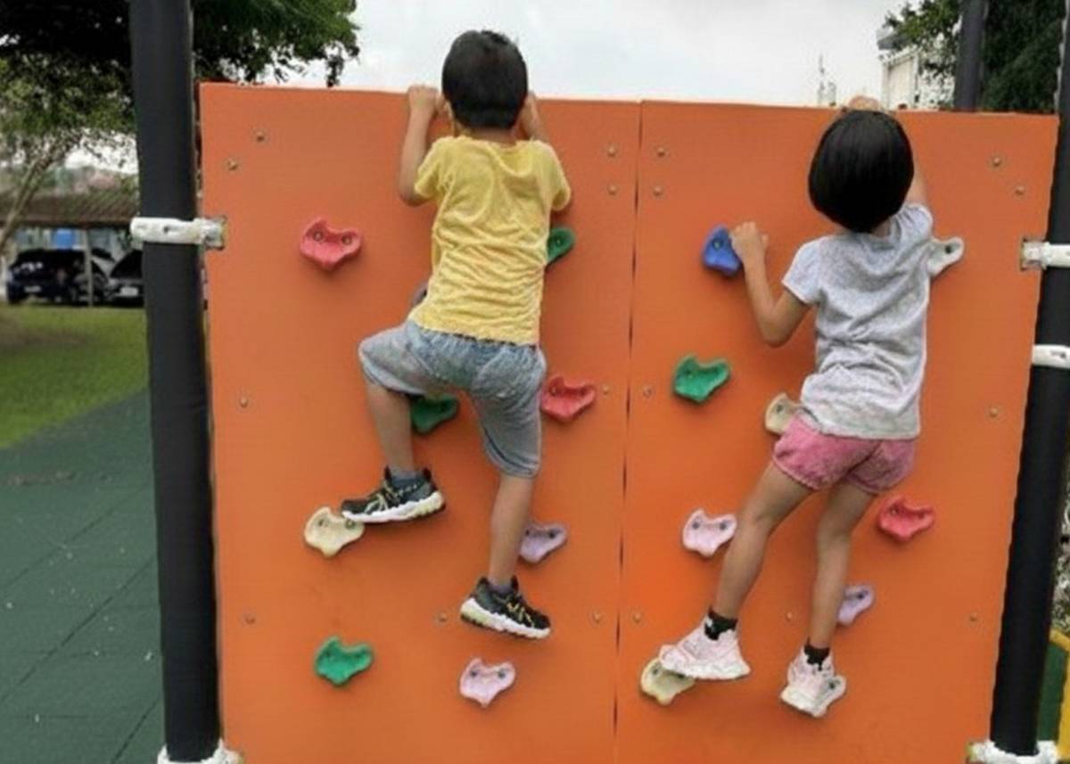 雲林縣吳厝國小課後班學生完成作業後，從事攀爬運動