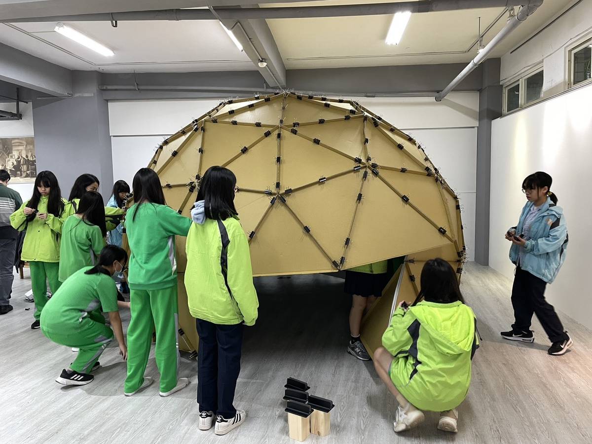 飛船穿梭蒙娜麗莎之窗 新北中正國中辦「穹頂玩藝」特展