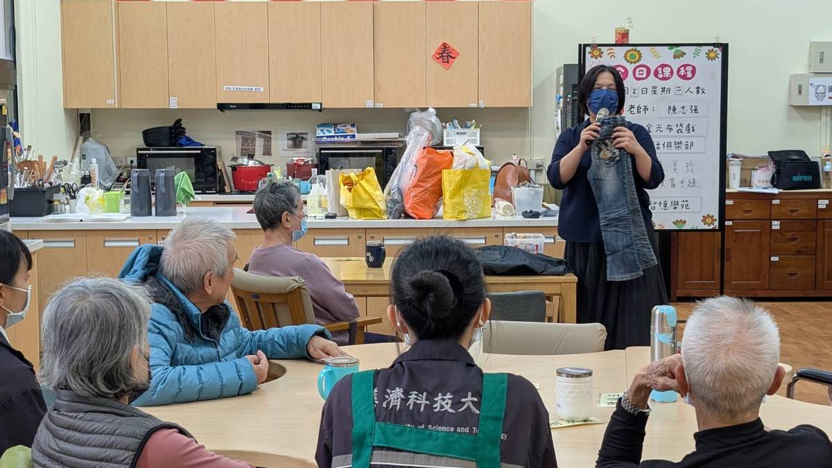 懷舊手縫課程，李美玲老師帶領長輩，改造廢棄牛仔褲