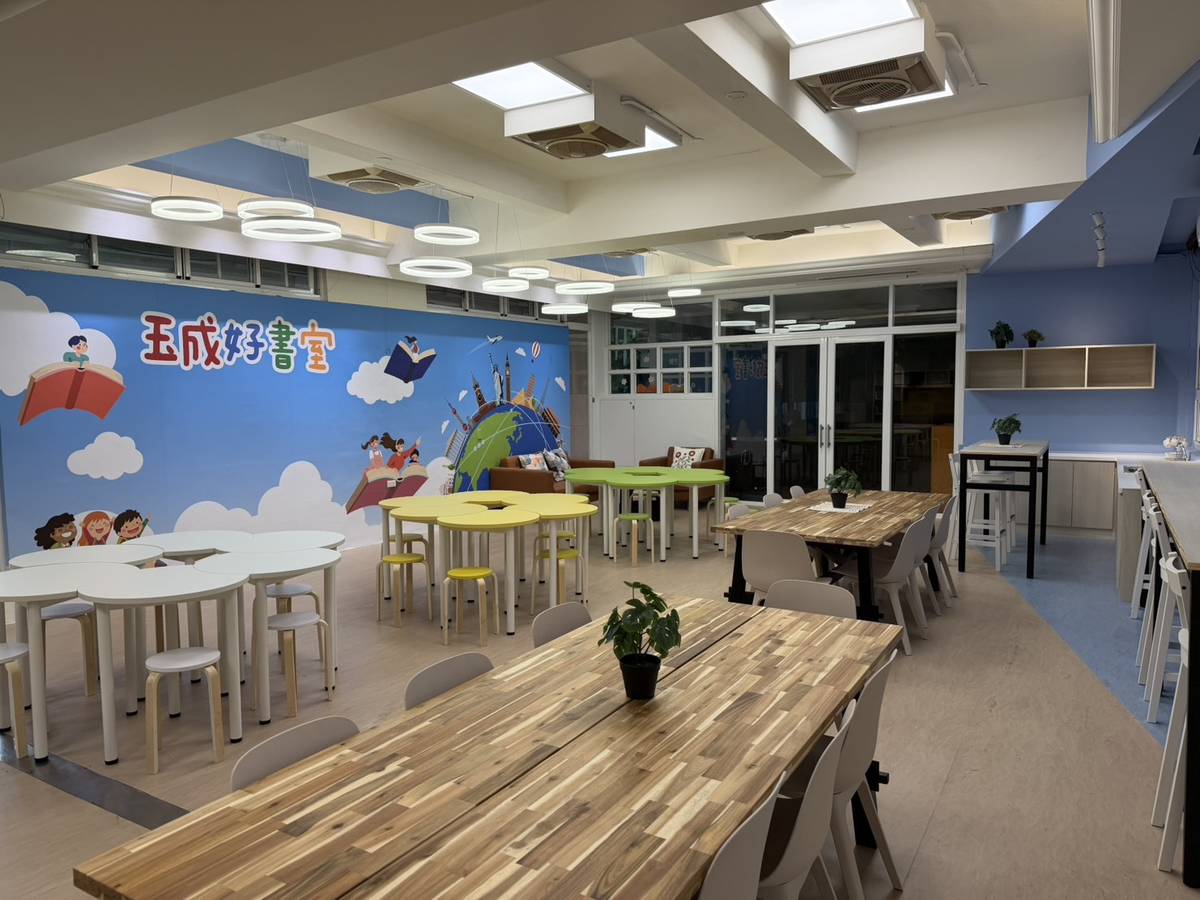 「玉成好書室」配置多樣化的桌型，提升了空間的使用效率