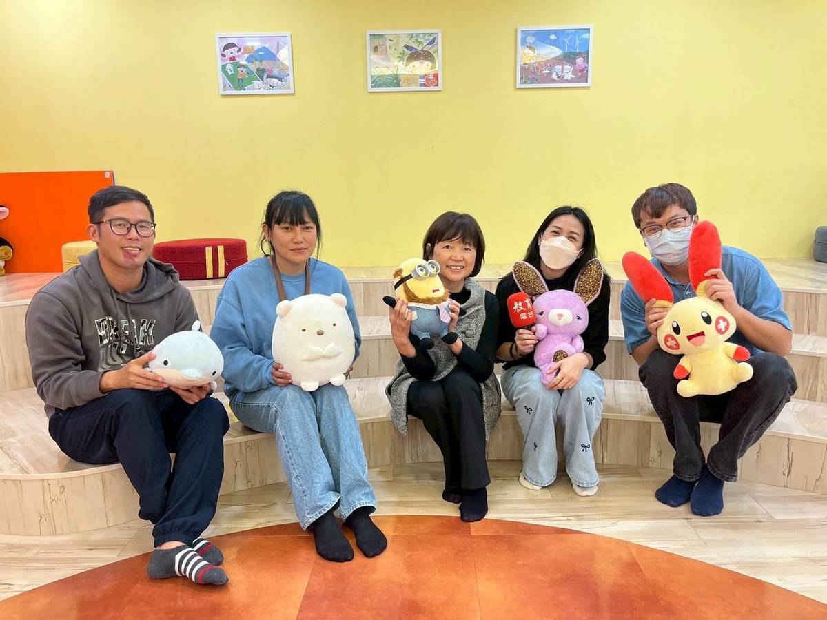 校長及老師(從中到左)分享家庭教育入班課程