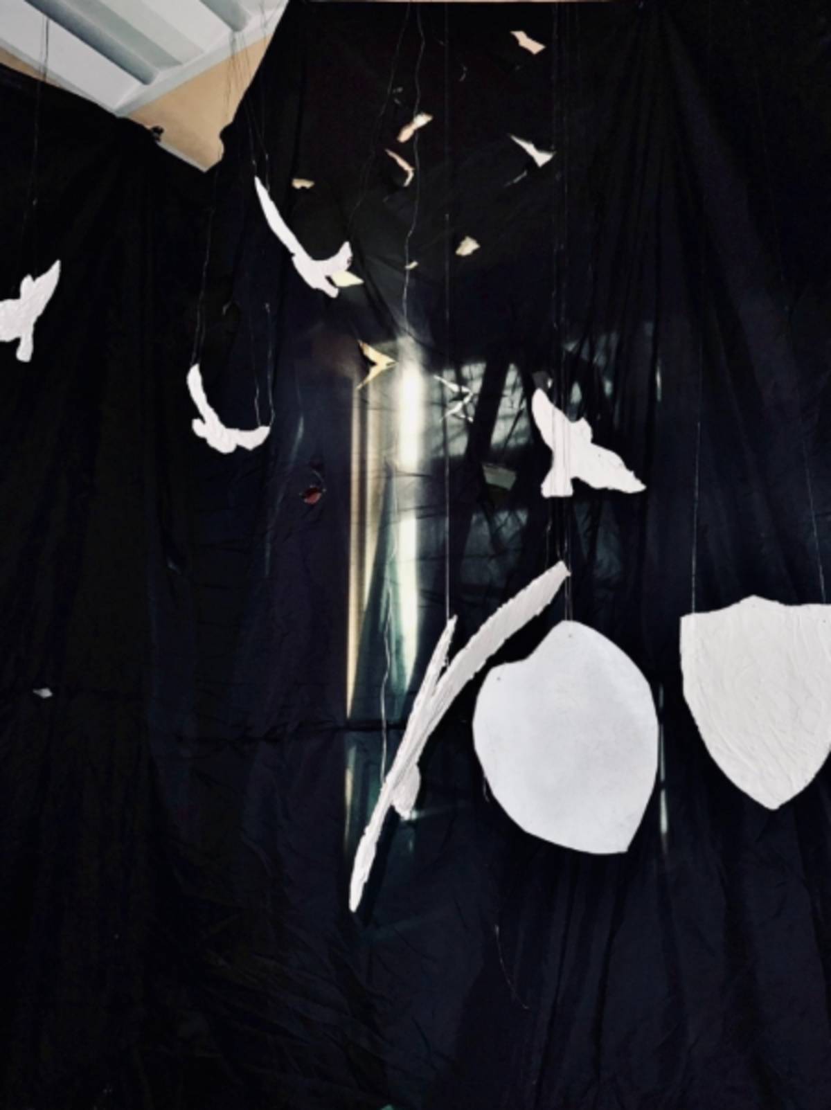 〈戰火下的羈絆〉作品描述軍犬在戰車與碉堡中成長，習慣砲火