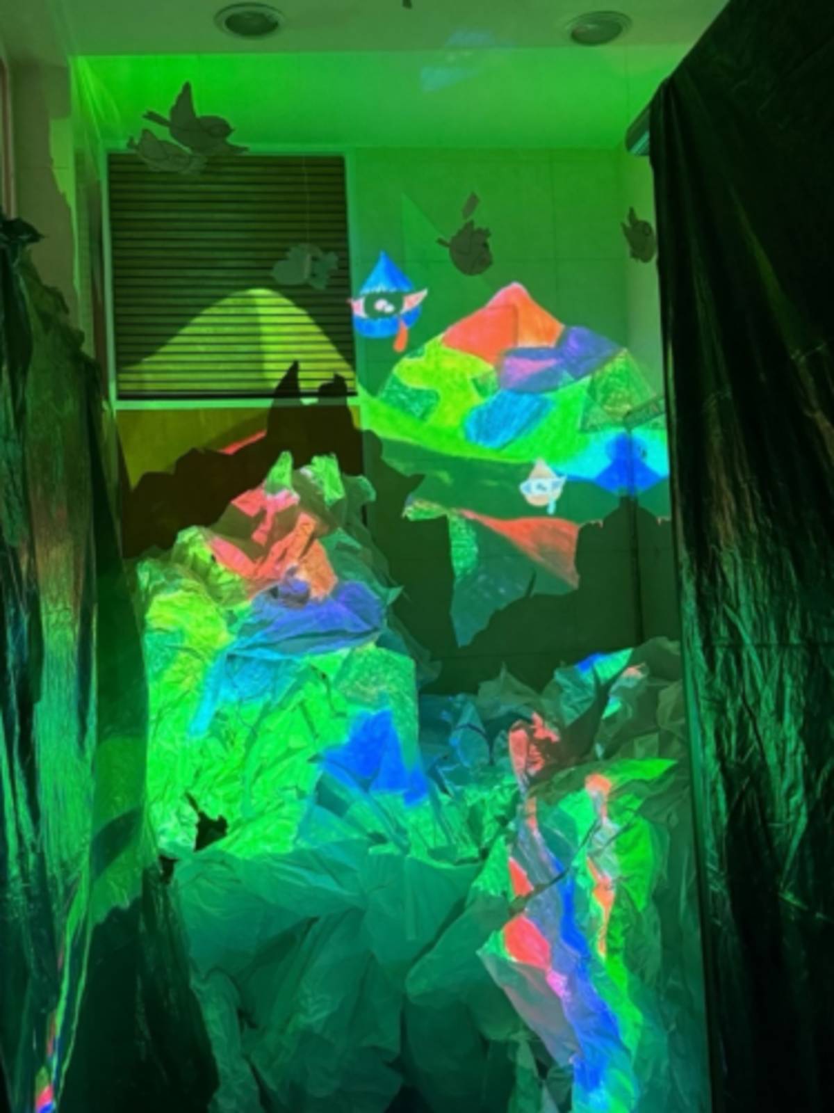 〈鄉願・翎羽〉作品以色彩鮮明的山巒與飛鳥象徵對自由與家鄉的嚮往

