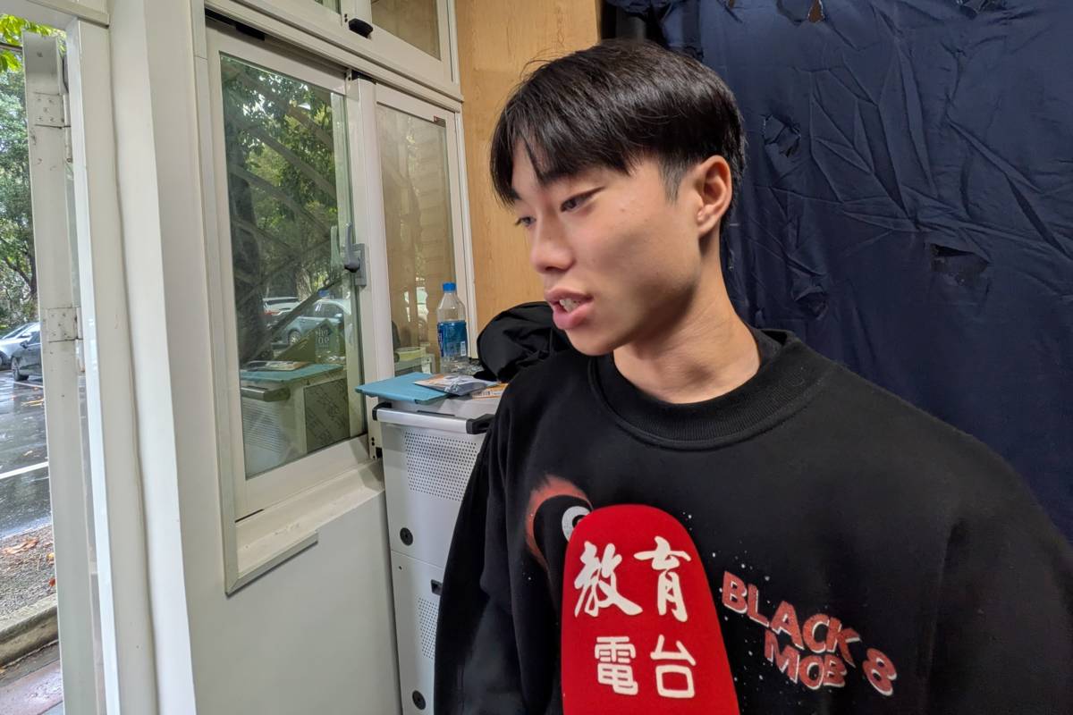 學生劉彥廷表示，動畫〈淚線—飛行的過程〉，繪飛行員從夢想成真到成為戰爭機器的悲劇歷程