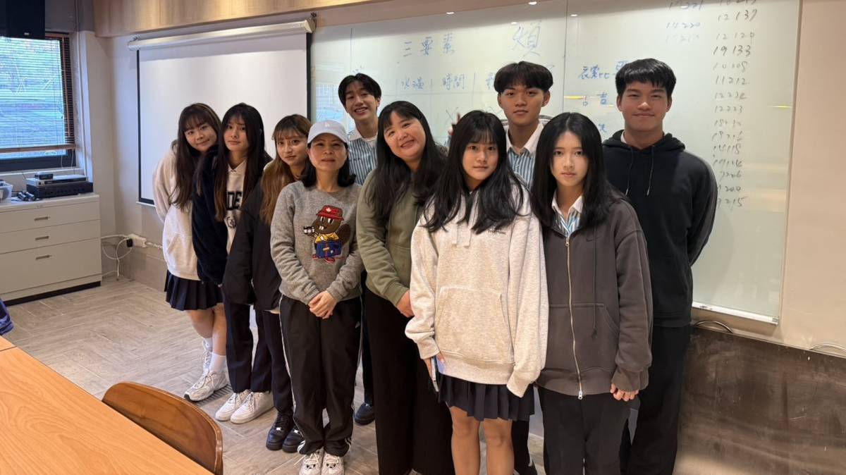 113學年度校園菸檳危害防制教育介入輔導計畫「網紅就是你」短片評選 高中組-佳作-新北市三重高級商工職業學校-採訪合照

新北市三重高級商工職業學校已經連續多年獲得健康促進競賽肯定，113學年度再度獲得校園菸檳危害防制教育介入輔導計畫「網紅就是你」短片評選高中組佳作，校長攜手全校師生落實健康促進。菸檳危害防制，除既定校規，另加強宣導制度與輔導機制，透過朝會與各項活動宣導，強化學生的健康知識，更進一步將菸檳議題融入課程，邀請專家進行講座，讓健康觀念真正走進學生的日常生活。舉辦融入菸檳議題健康操競賽，成立「豪傑社」、「袋棍球隊」，引領同學走出校園、挑戰自我，遠離菸檳危害的同時，也幫助同學在不同領域中找到自我成就，迎向更光明的未來。

採訪：新北市三重高級商工職業學校施雅芳
             衛生組長、應三甲生杜歆兒、林芷妗
            、凃芷涵、陳歆喬、黃子凝、吳宸睿、
             馬承佑、黃毅
