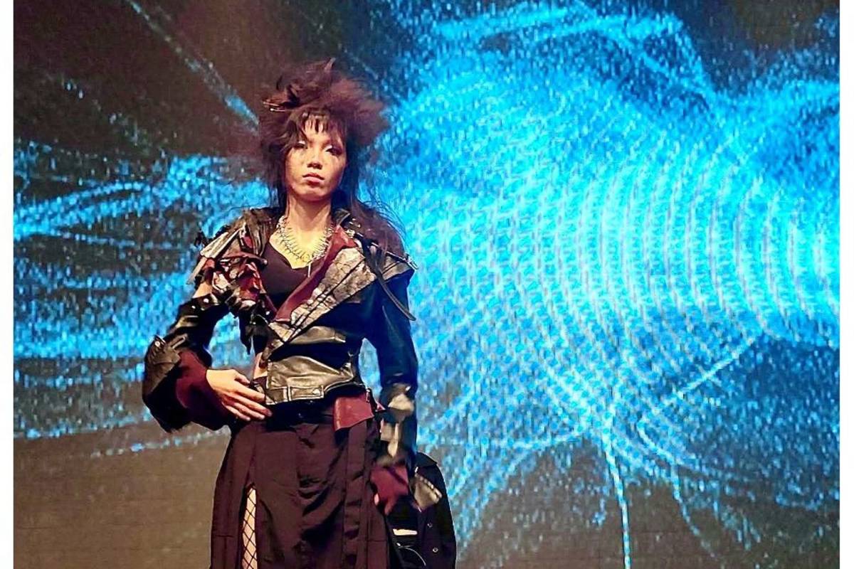 令人驚豔的造型「蛇紋主題」兩件穿壞的皮衣重新改造，結合蛇紋布料，實踐環保時尚脫穎而出。