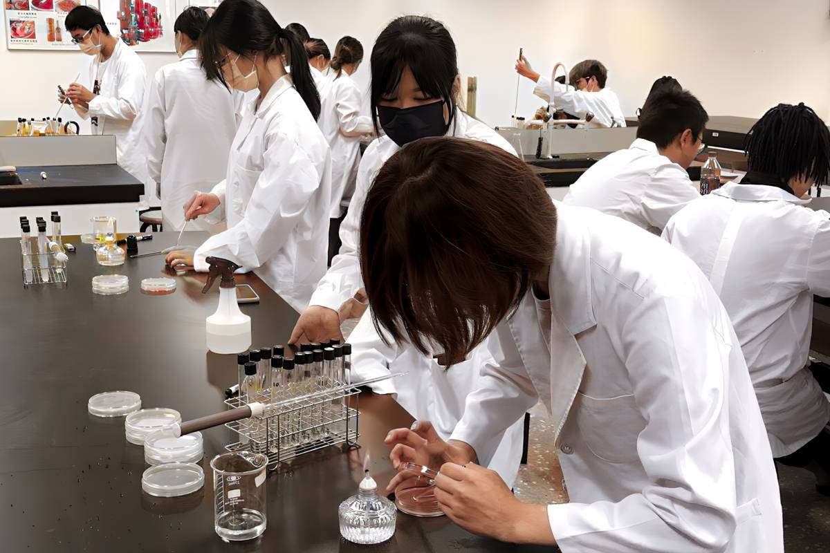 元培醫事科大我們與藥的距離生技製藥營隊 (新北教育局提供)