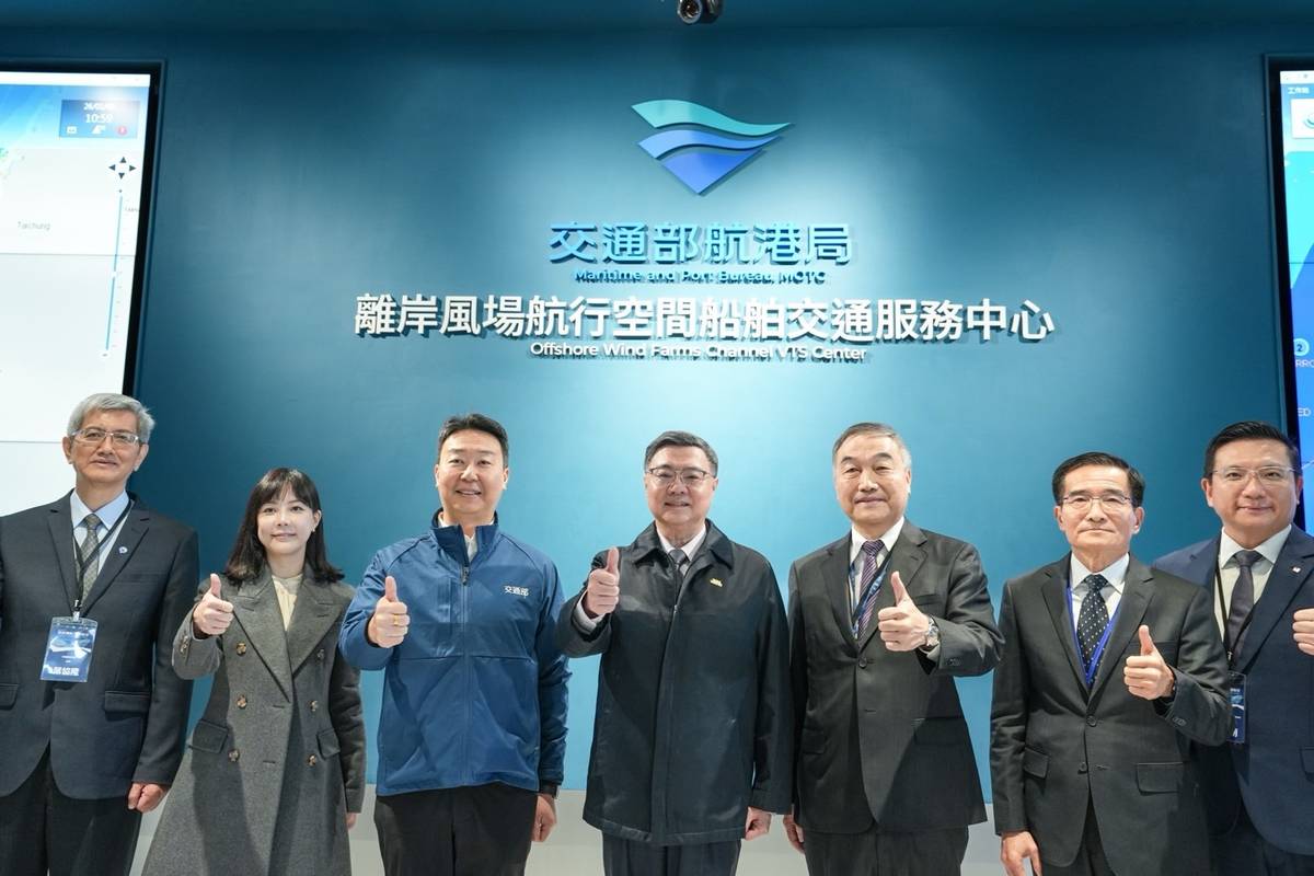 守護海上國門安全，行政院長卓榮泰(中間)，今（3）號，赴臺中啟用全新的「離岸風場航行空間船舶交通服務中心」。