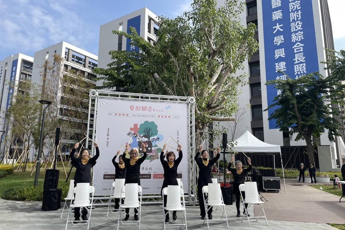 社區長輩組成的樂齡打擊樂團熱血開場，展現藝術導入醫療的溫馨成果。