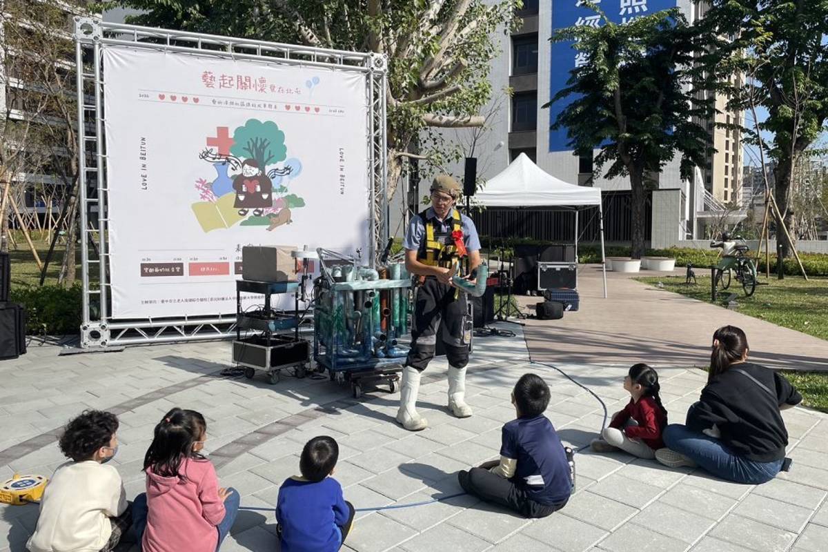 表演者水管阿明，啟發現場小孩，水管可以做什麼？