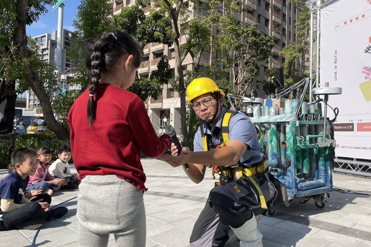 創意「水管秀」，邀請現場女童，唸出媽媽的姓名，將融入表演音樂曲目中。